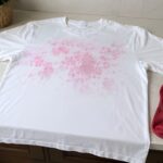 白い服の日焼け止め汚れに「漂白剤」は逆効果？ピンク色に変色する理由と正しい落とし方